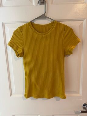 Klassy Network Ribbed Short Sleeve Tee in Mustard